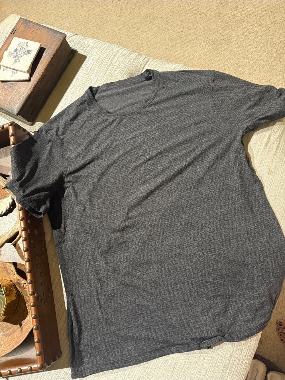 lululemon athletica Men's Short Sleeve in Charcoal tag is missing, see pics